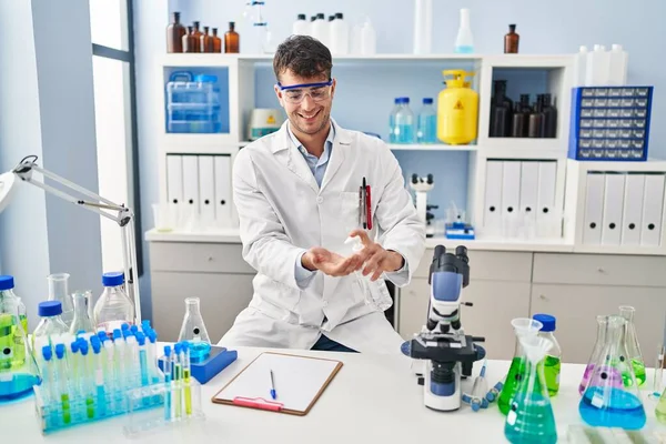 Jovem Cientista Hispânico Usando Mãos Gel Desinfetante Laboratório — Fotografia de Stock