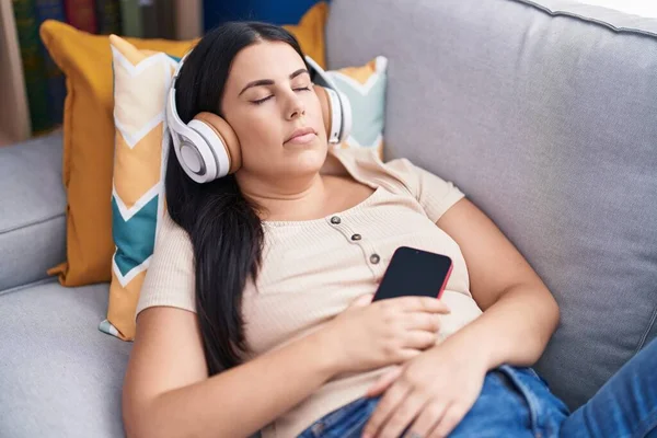 Jonge Mooie Spaanse Vrouw Luisteren Naar Muziek Slapen Bank Thuis — Stockfoto