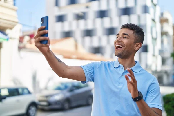 アフリカ系アメリカ人の男が路上でビデオ通話をしながら — ストック写真