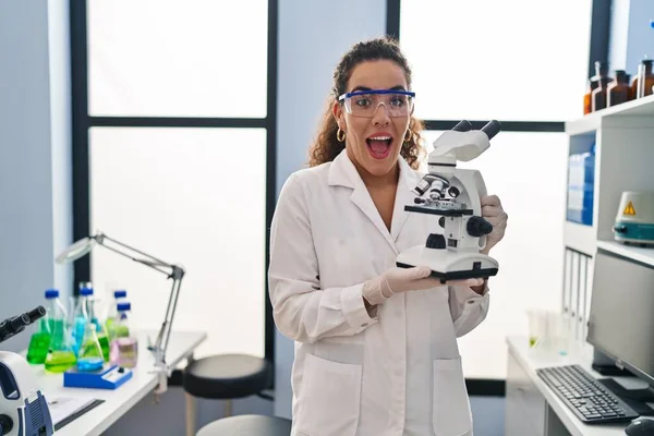 在科学家实验室工作的年轻惊慌失措的女人兴奋地尖叫着 庆祝着成功 — 图库照片