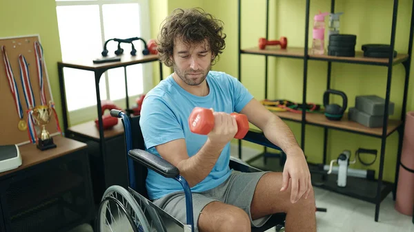 Tekerlekli Sandalyede Oturan Genç Spanyol Adam Rehabilitasyon Kliniğinde Dambılla Çalışıyor — Stok fotoğraf
