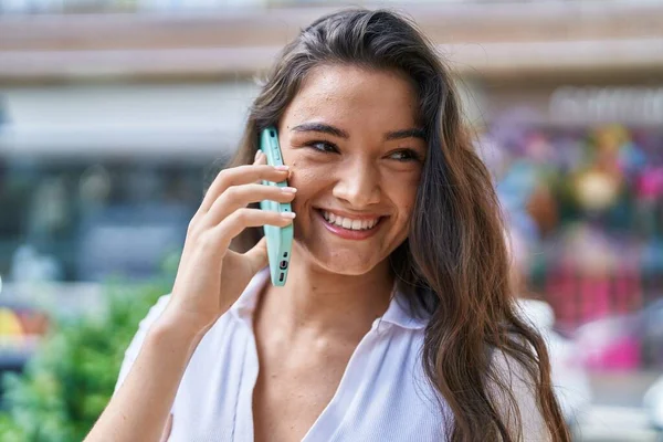 Young Hispanic Woman Smiling Confident Talking Smartphone Street — ストック写真