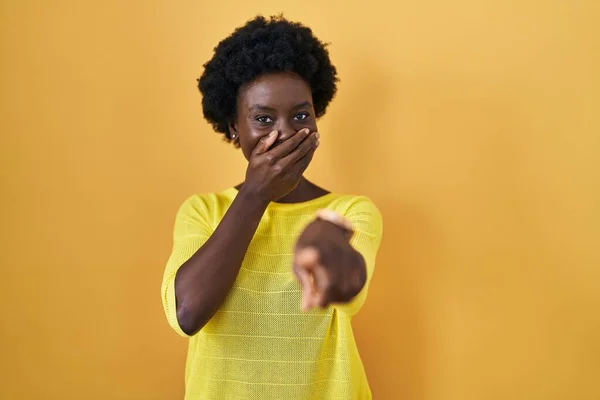 African Young Woman Standing Yellow Studio Laughing You Pointing Finger — Zdjęcie stockowe