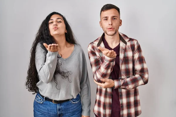 Young Hispanic Couple Standing White Background Looking Camera Blowing Kiss — Stock fotografie