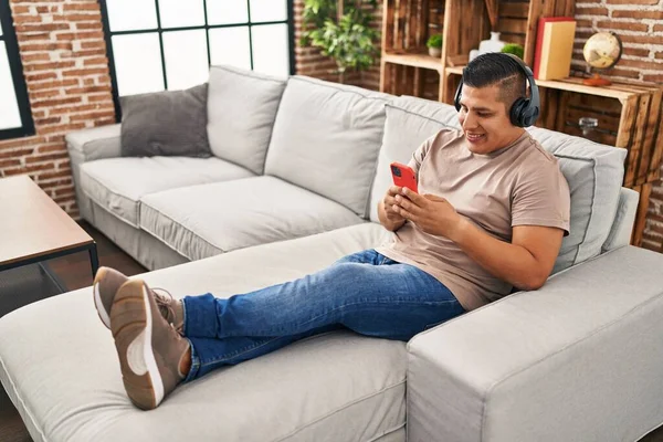 Evdeki Kanepede Oturmuş Müzik Dinleyen Genç Latin Adam — Stok fotoğraf