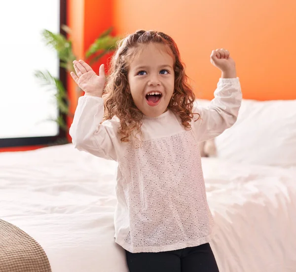 Liebenswertes Blondes Kleinkind Lächelt Selbstbewusst Und Tanzt Schlafzimmer — Stockfoto