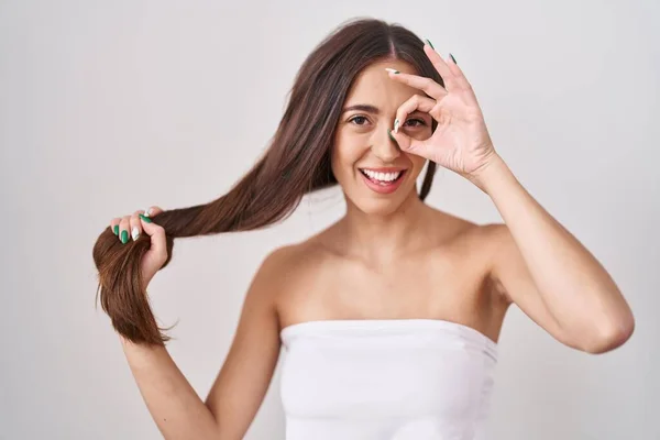 Young Hispanic Woman Holding Hair Hand Smiling Happy Doing Sign — 스톡 사진