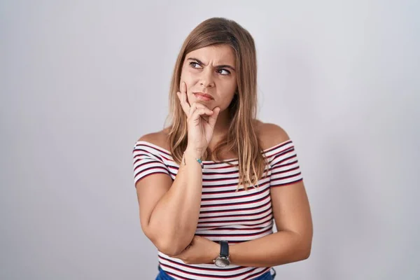 Young Hispanic Woman Standing Isolated Background Thinking Worried Question Concerned — Stock Photo, Image