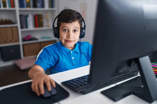 Adorable Hispanic Boy Student Using Computer Sitting Table Classroom — Foto Stock