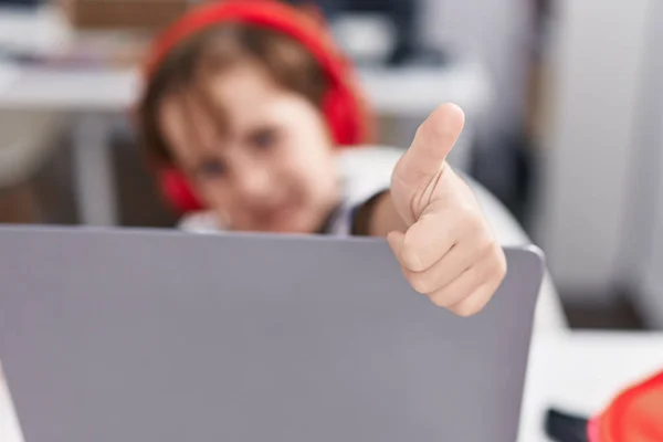 Imádnivaló Spanyol Fiú Diák Használ Laptop Csinál Rendben Gesztus Hüvelykujj — Stock Fotó