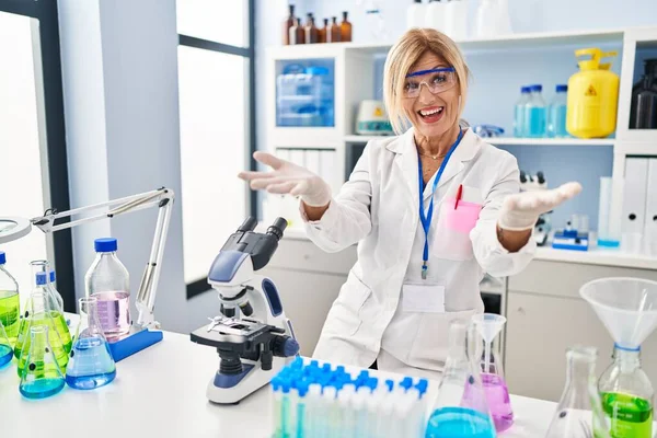 Блондинка Середнього Віку Працює Науковій Лабораторії Усміхнений Веселий Пропонуючи Руки — стокове фото