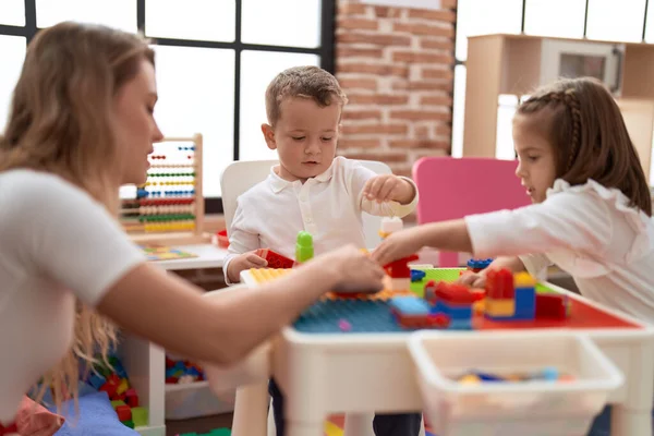 Teacher Boy Girl Playing Construction Blocks Sitting Table Kindergarten — Stockfoto