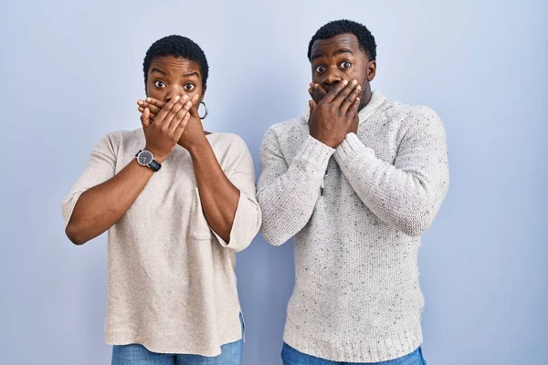 Genç Afro Amerikan Çift Mavi Arka Planda Yan Yana Dikiliyorlar — Stok fotoğraf
