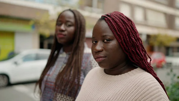 两个有着严肃表情的非洲裔美国朋友站在街头 — 图库照片