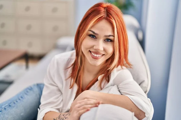 Young Caucasian Woman Smiling Confident Sitting Sofa Home — Stock Photo, Image