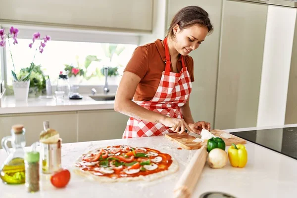Jonge Mooie Latino Vrouw Glimlachen Zelfverzekerd Snijden Keuken — Stockfoto