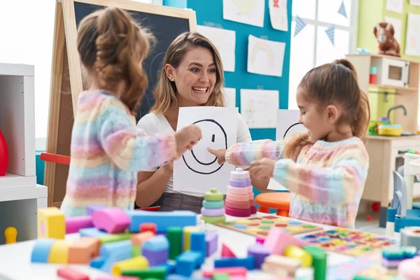 Lehrerin Mit Mädchen Tisch Bei Emotionstherapie Kindergarten — Stockfoto