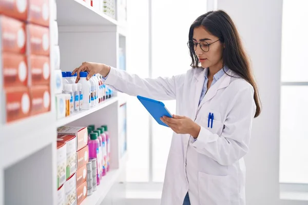 Joven Farmacéutica Hispana Usando Touchpad Organiza Estanterías Farmacia — Foto de Stock