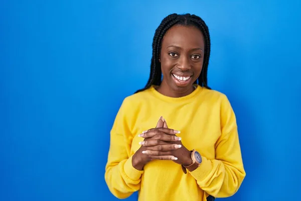 Mooie Zwarte Vrouw Staat Blauwe Achtergrond Handen Bij Elkaar Vingers — Stockfoto