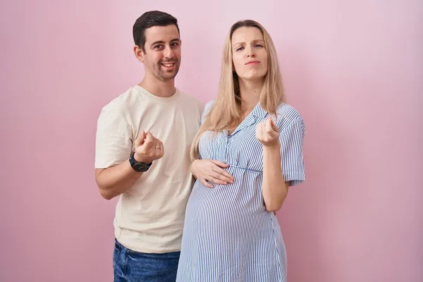 Junges Paar Das Ein Baby Erwartet Steht Auf Rosa Hintergrund — Stockfoto