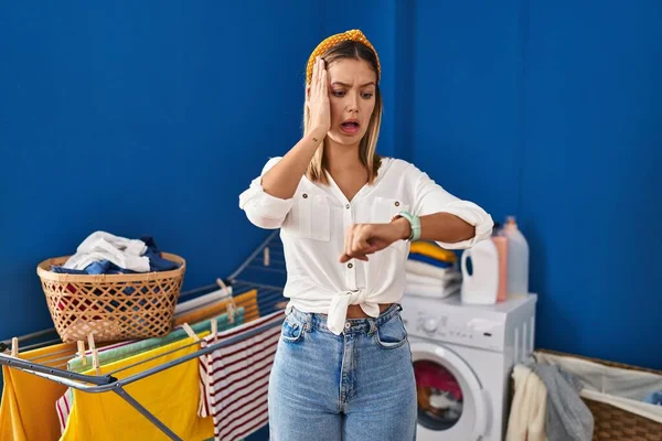 Junge Blonde Frau Der Waschküche Schaut Besorgt Auf Die Uhrzeit — Stockfoto