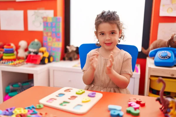 Adorable Hispanic Girl Playing Maths Puzzle Game Clapping Hands Kindergarten — Zdjęcie stockowe
