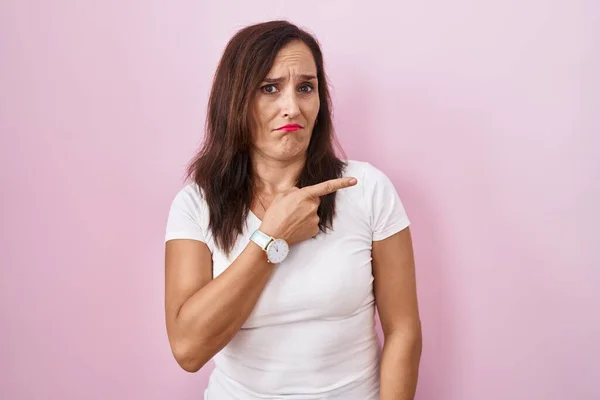 Middle Age Brunette Woman Standing Pink Background Pointing Aside Worried — Photo