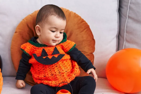 Sevimli Spanyol Bebek Cadılar Bayramı Partisi Veriyor Evdeki Kanepede Oturuyor — Stok fotoğraf