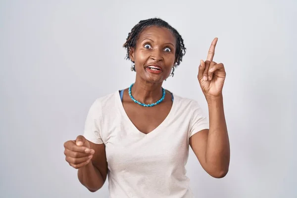 Mulher Africana Com Dreadlocks Sobre Fundo Branco Apontando Dedo Para — Fotografia de Stock