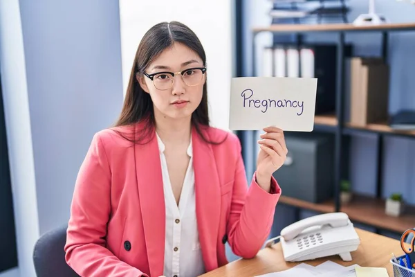 Chinese Young Woman Working Office Holding Pregnancy Sign Thinking Attitude — Stock fotografie