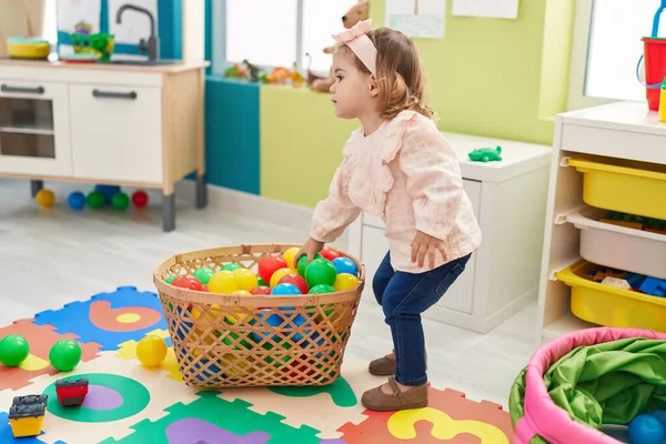 Adorável Criança Loira Brincando Com Bolas Sentadas Chão Jardim Infância — Fotografia de Stock