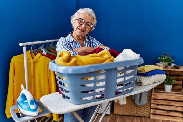 Starší Šedovlasá Žena Sebevědomě Usmívá Opírá Koš Oblečením Prádelně — Stock fotografie