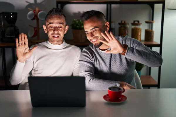Гомосексуальная Пара Помощью Компьютера Ноутбук Отказ Говоря Привет Счастливый Улыбающийся — стоковое фото