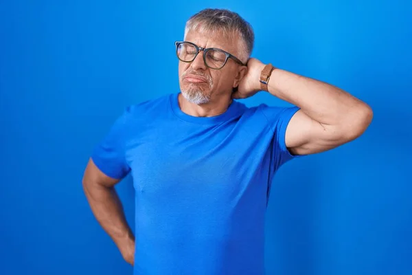 Hispanic Man Grey Hair Standing Blue Background Suffering Neck Ache — Stockfoto
