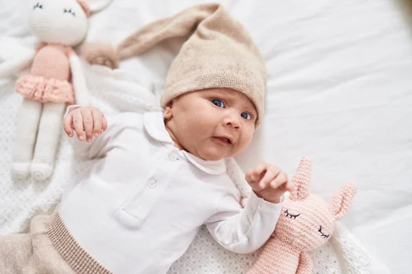 Sevimli Spanyol Bebek Yatakta Yatıyor — Stok fotoğraf
