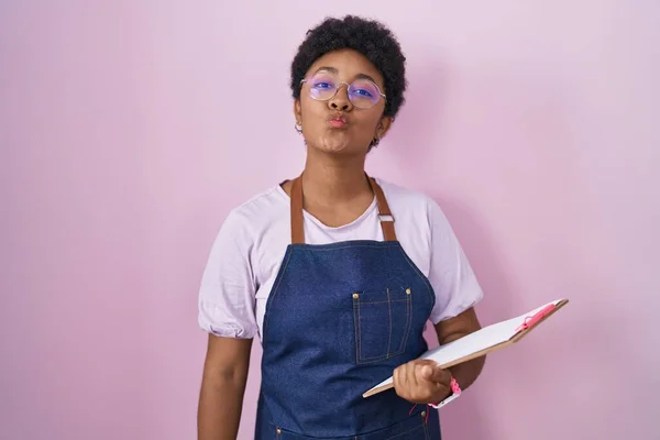 Young African American Woman Wearing Professional Waitress Apron Holding Clipboard — Stock Photo, Image