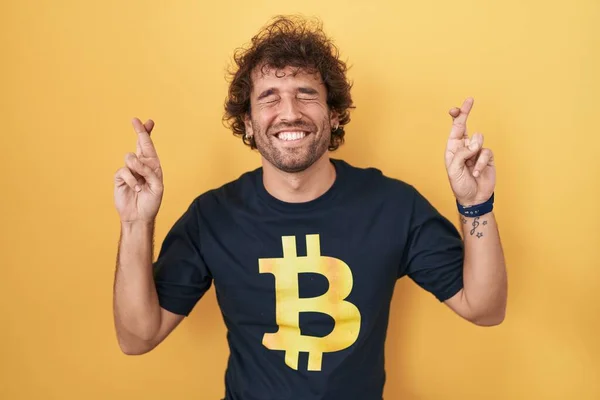 Latynoski Młodzieniec Noszący Koszulę Bitcoinem Trzymający Kciuki Uśmiechnięty Nadzieją Zamkniętymi — Zdjęcie stockowe