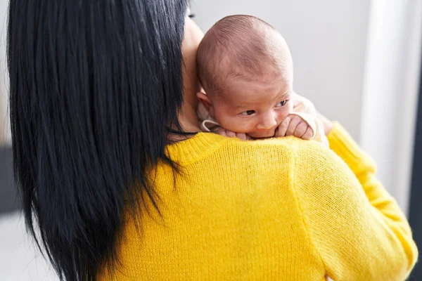 Adorable Caucasian Baby Mother Arms Home — Stockfoto