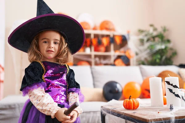 Adorável Menina Hispânica Vestindo Halloween Bruxa Traje Segurando Vassoura Jardim — Fotografia de Stock