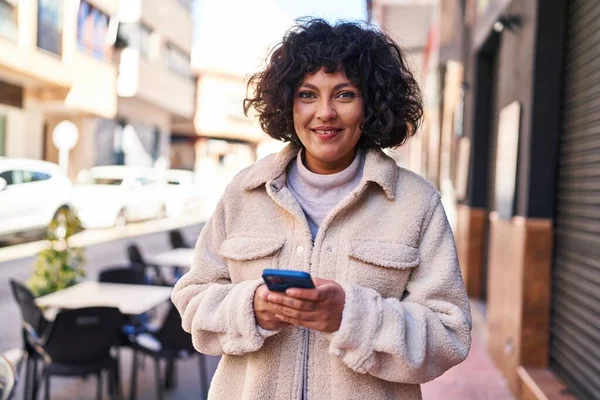Jovem Bela Mulher Hispânica Sorrindo Confiante Usando Smartphone Terraço Cafetaria — Fotografia de Stock