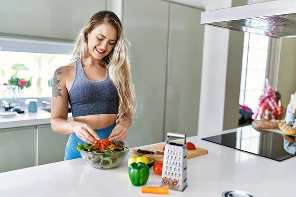 Young Woman Smiling Confident Pouring Pepper Salad Kitchen — Stock Photo, Image