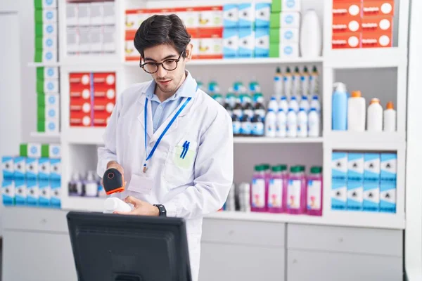 Joven Farmacéutico Hispano Sonriendo Confiado Escaneando Pastillas Botella Farmacia — Foto de Stock