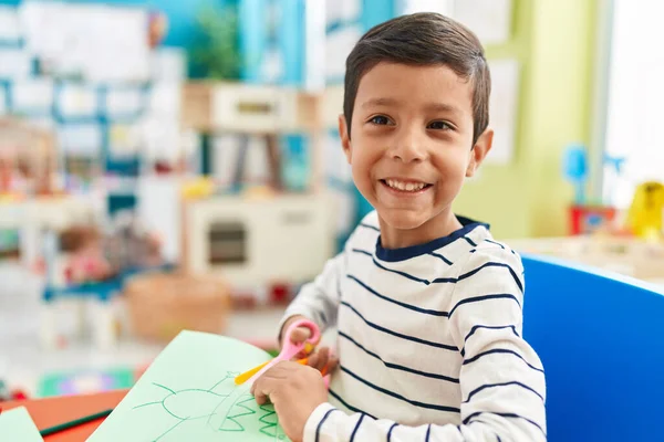 Adorable Hispanic Boy Student Smiling Confident Cutting Paper Kindergarten — Fotografia de Stock