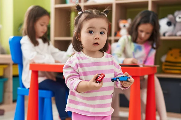 Група Дітей Дошкільного Віку Малює Папері Тримає Іграшку Машин Дитячому — стокове фото