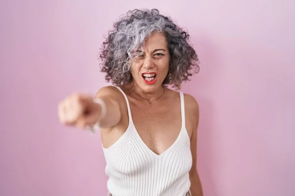 Женщина Средних Лет Седыми Волосами Стоящими Розовом Фоне Указывая Недовольство — стоковое фото