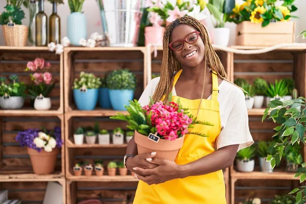 African American Woman Braided Hair Working Florist Shop Holding Plant — Stock Photo, Image
