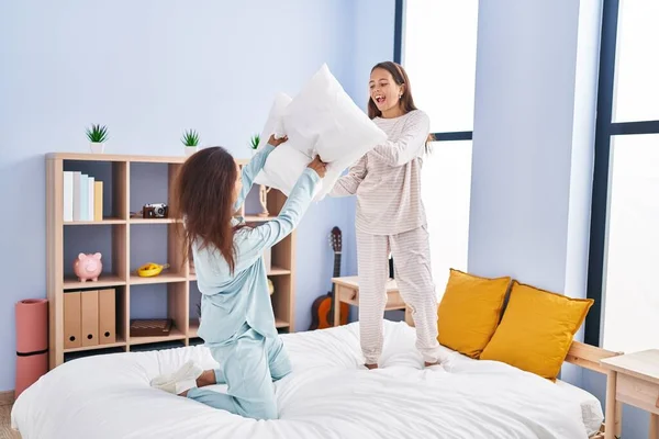 Woman Girl Mother Daughter Fighting Pillow Bed Bedroom — Fotografie, imagine de stoc