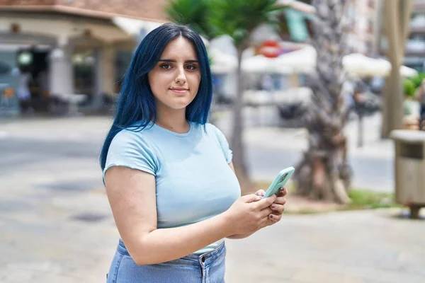 Ung Kaukasisk Kvinna Ler Säker Med Hjälp Smartphone Gatan — Stockfoto