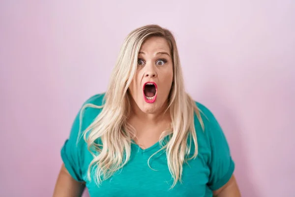 Běloška Velikost Žena Stojící Nad Růžovým Pozadím Strach Šok Překvapením — Stock fotografie