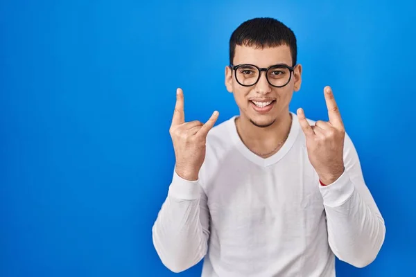 Egy Fiatal Arab Férfi Alkalmi Fehér Inget Szemüveget Visel Őrült — Stock Fotó